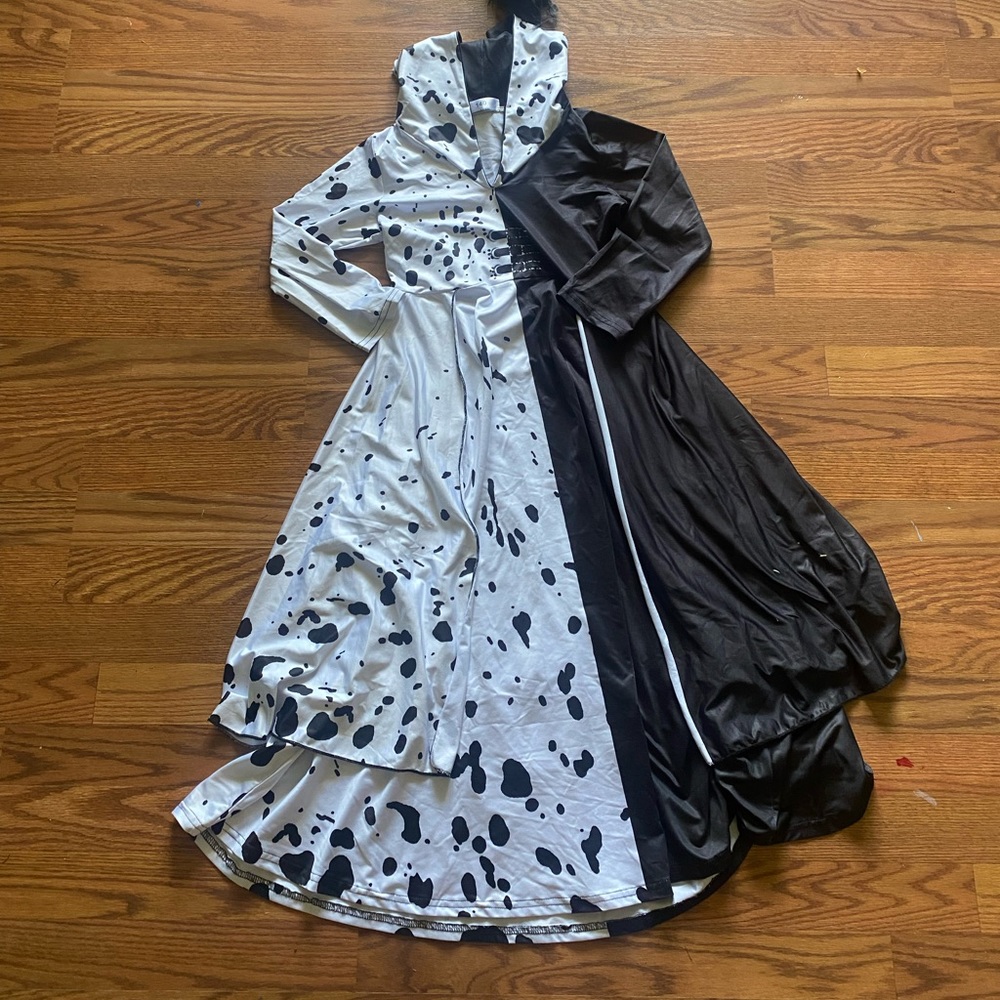 Girls size M cruella costume with wig. Great costume for Halloween